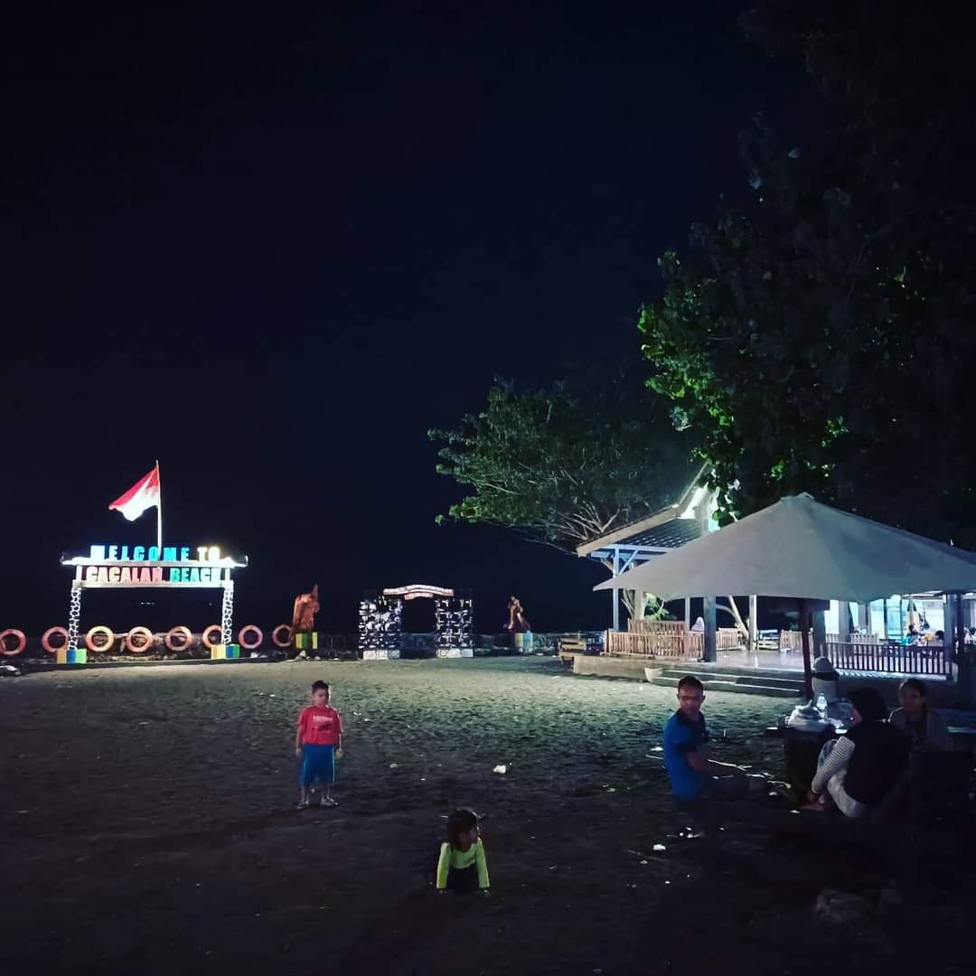 Menghabiskan Libur Tahun Baru dengan Damai di Pantai Cacalan