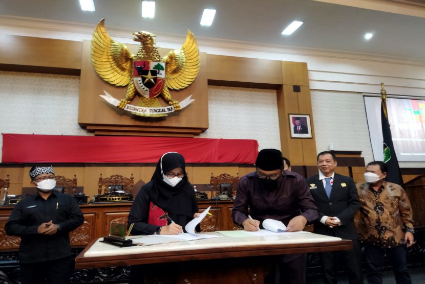 DPRD Banyuwangi - Pemkab Tandatangani Nota Kesepakatan KUA-PPAS 2023