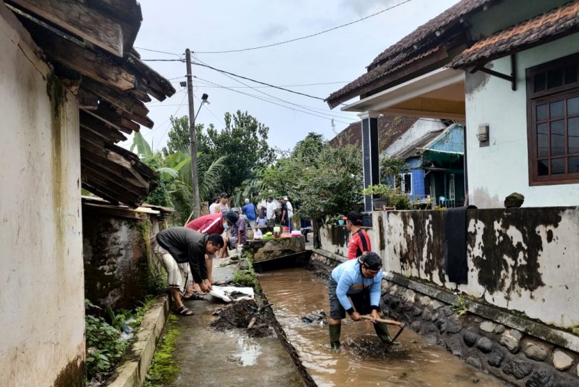 Antisipasi Banjir Anggota DPRD Ajak Warga Bersih-bersih Saluran Air