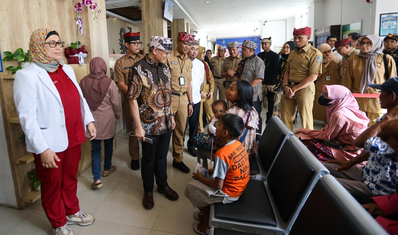 Kunjungi RSUD Genteng, Sekjen Kemenkes Beri Apresiasi