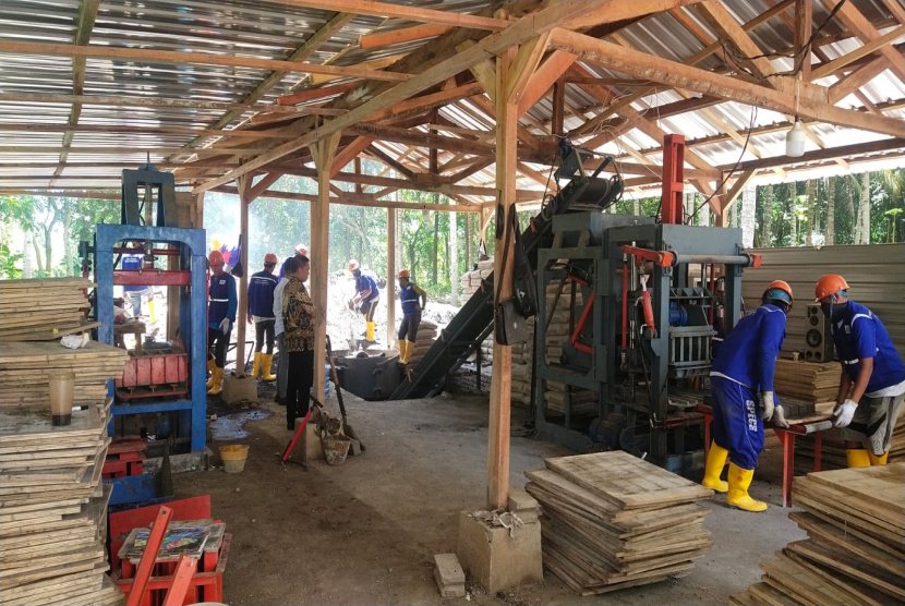 PT Bumi Suksesindo Motivasi Warga Pekerja Rumah Produksi Paving Blok