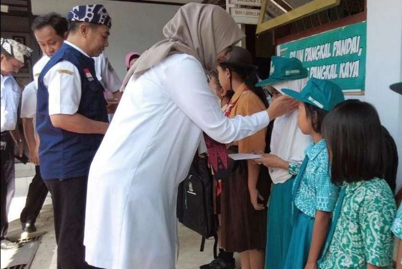 Banyuwangi Beri Bantuan Uang Saku dan Uang Transport Bagi Pelajar Kurang Mampu