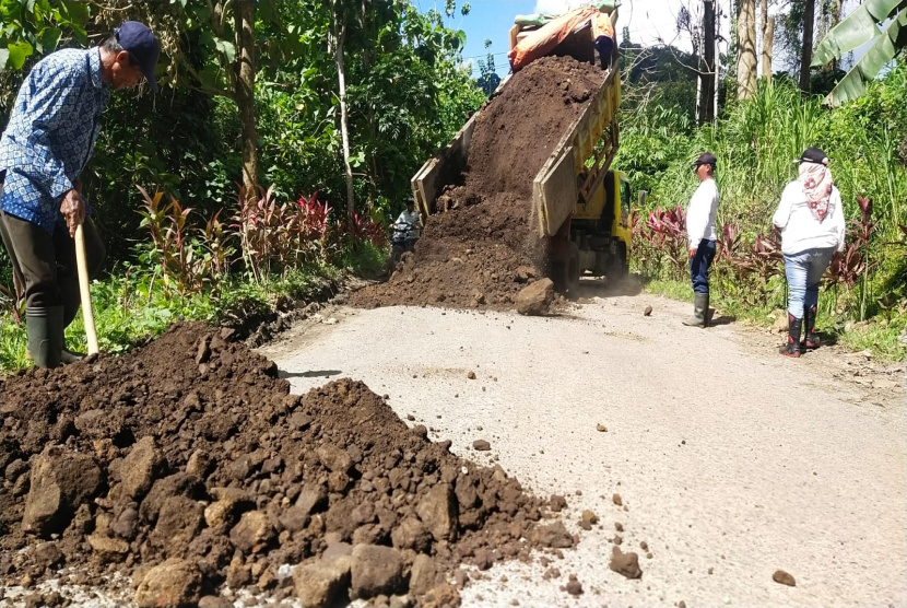Menunggu Perbaikan Jalan, PT BSI dan Warga Sigap Tutup Lubang Jalan