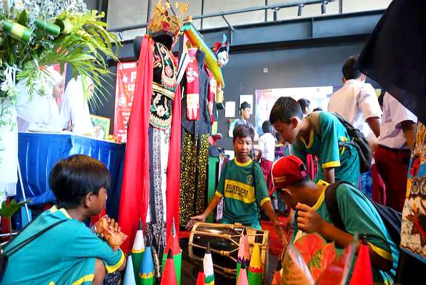 Tarik Kecintaan Bahasa Lokal Dengan Festival Literasi Using 