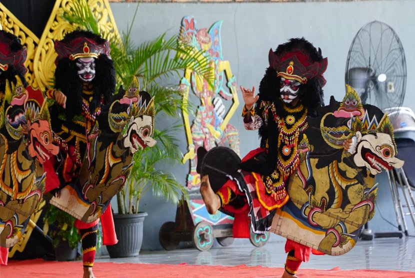 Dispendik Banyuwangi Apresiasi Pelestarian Seni Jaran Buto Cilik 