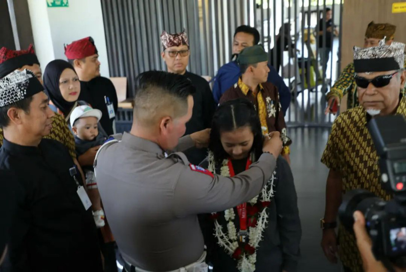 Dinas Pendidikan Banyuwangi Beri Beasiswa Kepada Aldhea Azarina Bharata